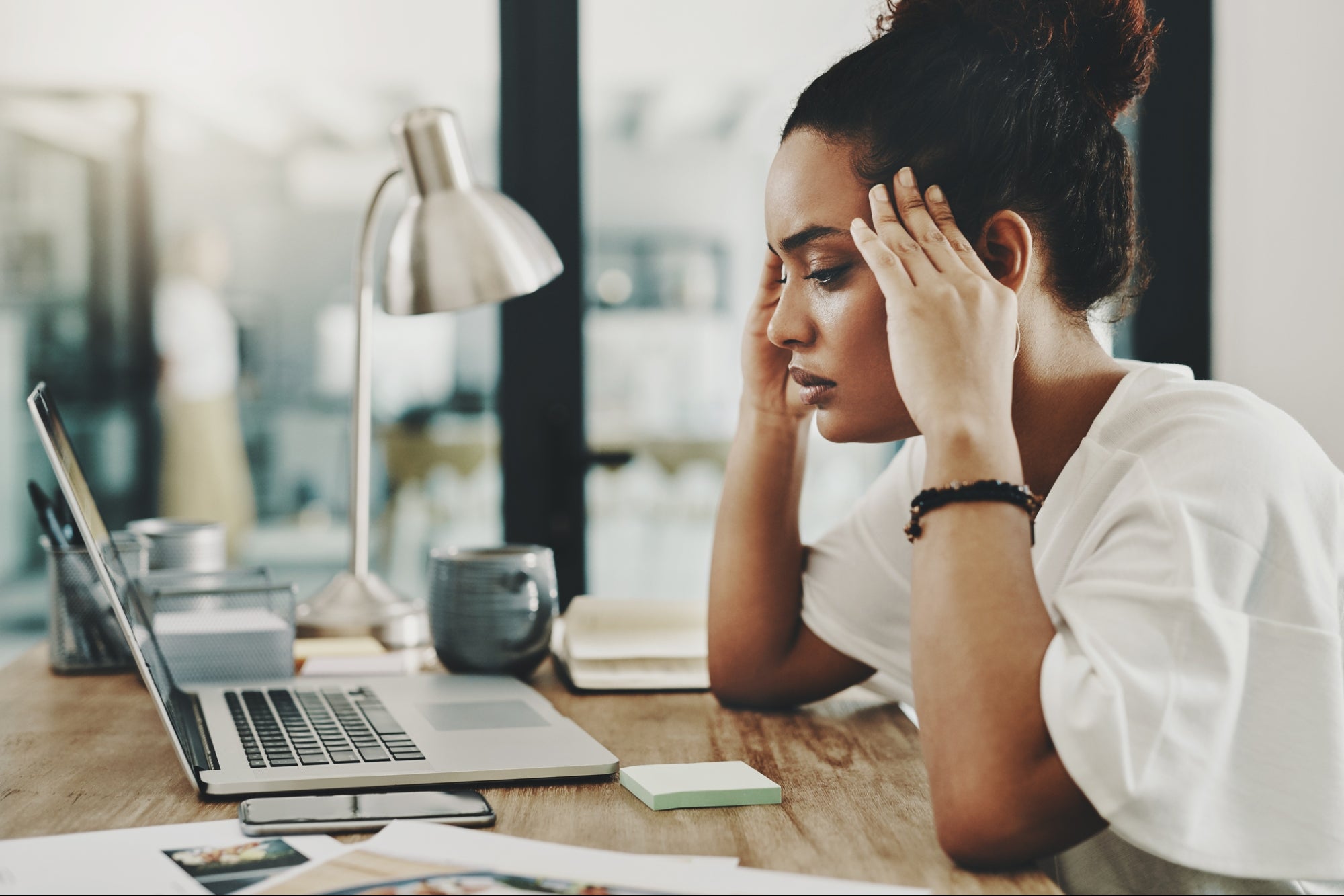 women-stressed-at-laptop