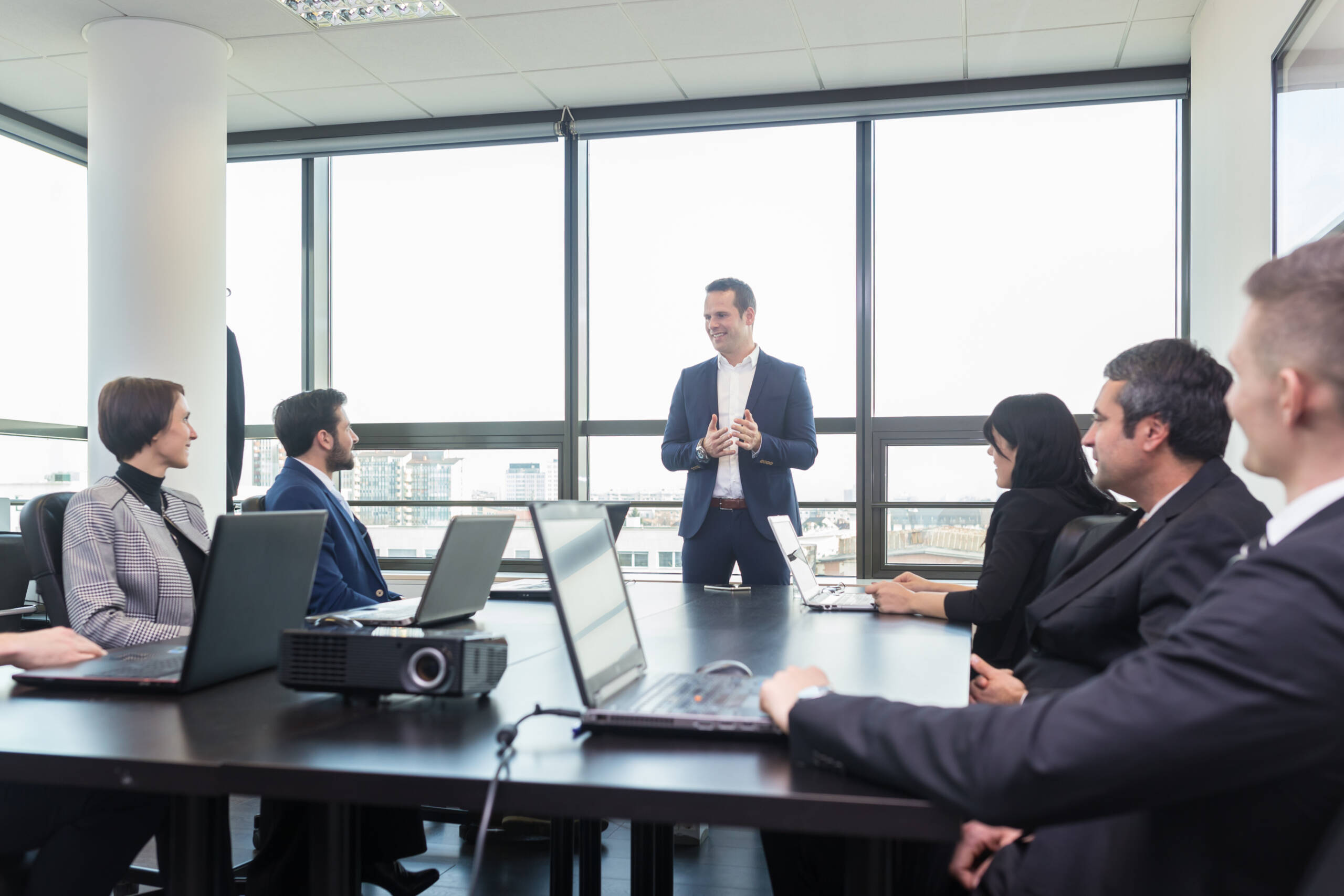 team-meeting-in-office
