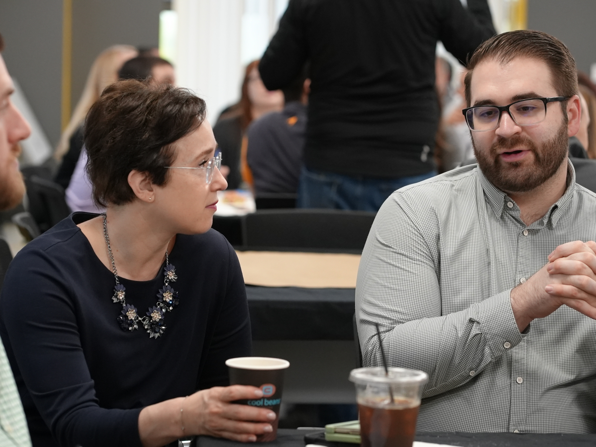 merhcants-employees-talking